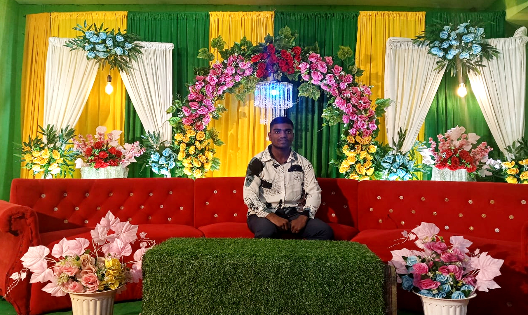 গায়ে হলুদের মনোমুগ্ধকর স্টেইজ সজ্জা